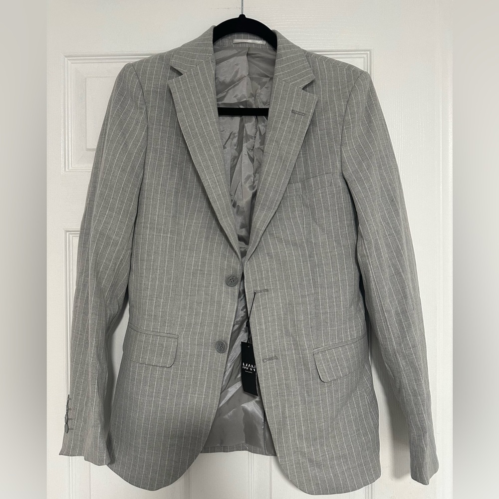 NWT Men’s Boohoo skinny Gray With White Lines Jacket Size US. 34